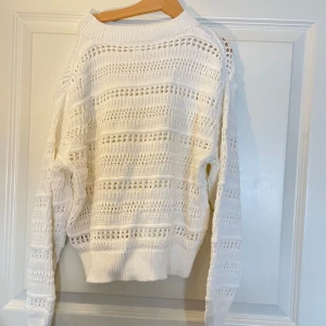 Vit stickad tröja - Säljer min jätte fina vita stickade tröja i storlek s - xs som tyvärr kom knappt till användning efter köp. Den är perfekt inför hösten och vintern. Den är i nyskick och redo att bli en del av din garderob!💗Pris kan diskuteras vid snabb affär💕