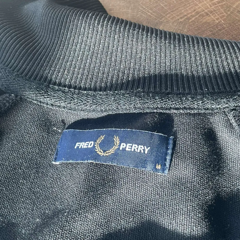 Fred Perry jacka i toppskick, har använts ett fåtal gånger och har inga skador eller fläckar. Säljer då jag inte längre använder den. Original pris 1499kr. Jackor.