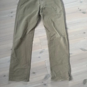 Armani jeans - Riktigt schysta armani jeans. Köpta förra sommaren men säljs nu då dem inte är för mig längre. Super snygga och lätta att matcha. Hör av er vid funderingar! Pris kan diskuteras vid snabb affär!