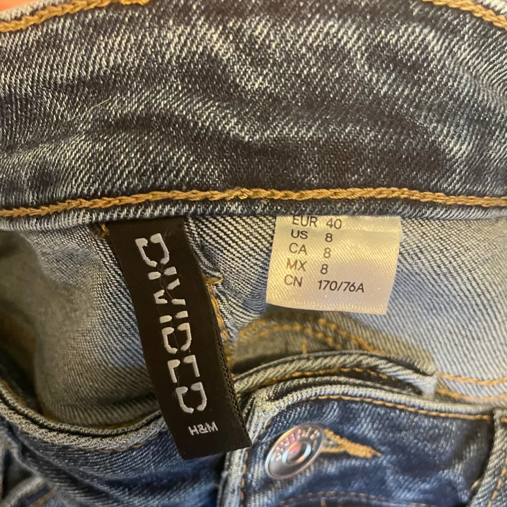 Mörka blåa bootcut jeans från Hm i Strl 40. Hög midja. Använda få gånger(som nya). . Jeans & Byxor.