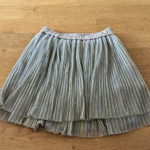 Festlig kjol  - Puffig, glittrig kjol. Perfekt till nyår och kalas