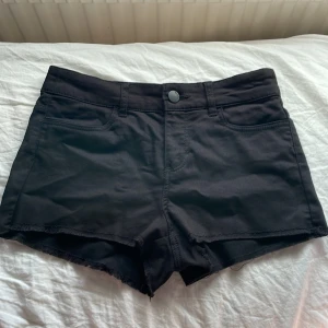 Jeans shorts - Svarta jeans shorts i storlek 34 från H&M divided, säljer dem då jag inte kan ha dem💓