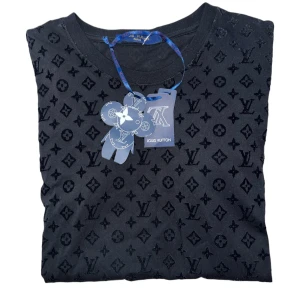 Svart t-shirt från Louis Vuitton - Säljer denna helt nya t-shirt från Louis Vuitton. Det är en Louis Vuitton holographic. condition 10/10. 