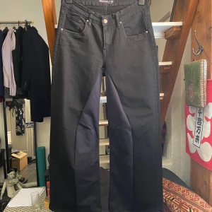 Baggy Flared Jeans - Säljer mina handgjorda baggy flared jeans. Storlek 33/34 eller 40cm i midjan, 108cm långa och 30,5cm i benöppningen. Tveka inte att skriva om du undrar något!