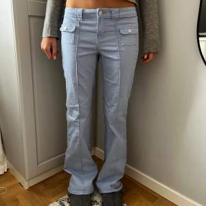 Super snygga unika flare low waist jeans från HM💙 super cool modell 