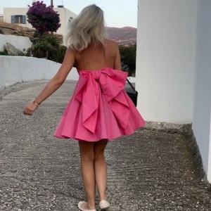 Rosett klänning  - Säljer min superfina klänning med rosett i bak från zara då den bara kommit till användning 1 gång, nyskick. Slutsåld på hemsidan. Storlek M men passar även mig som normalt bär storlek S. Skriv vid intresse eller frågor 💕