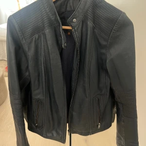 Läderjacka vintage - Mörblå läderjacka köpt second hand. Passar mig i storlek S-M beroende på hur man vill att den ska sitta. 