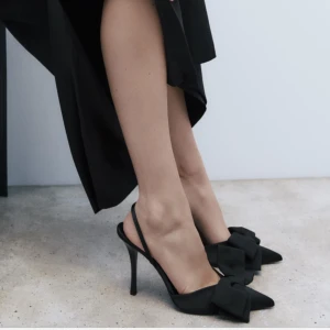 Klackskor  - Säljer nu dessa sjukt snygga sling back klackskor med rosett! Dem är i jättebra skick🧘🏽‍♀️😍❤️