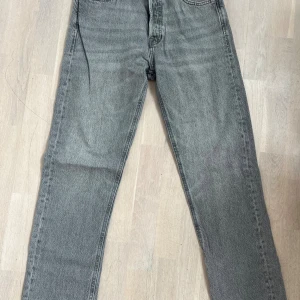 Jack & Jones jeans  - Jack & Jones jeans Relaxed Chris ljusgrå. Fint skick! Storlek 28/32. Nypris 599:- Sparsamt använda 