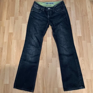 Blå jeans från LTB - Säljer ett par snygga blå jeans från LTB i storlek 36. De har en klassisk femficksdesign med en knapp och dragkedja framtill. Jeansen har en bekväm passform och är perfekta för vardagsbruk. De är i bra skick och redo för en ny ägare! Jeansen är lågmidjade!