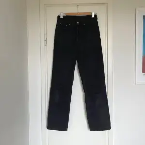 Säljer ett par svarta jeans i bra skick. De har en klassisk straight fit och är perfekta för både vardag och fest. Jeansen är bekväma och stilrena, vilket gör dem till ett måste i garderoben.