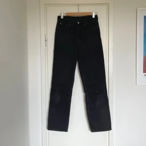 Svarta jeans - Säljer ett par svarta jeans i bra skick. De har en klassisk straight fit och är perfekta för både vardag och fest. Jeansen är bekväma och stilrena, vilket gör dem till ett måste i garderoben.