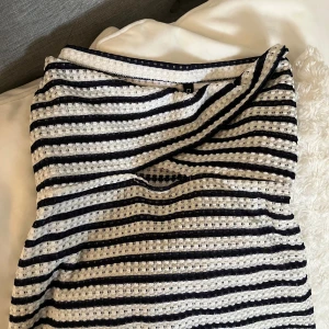 Randig tube top  - Säljer en superfin, populär randig tube top i marinblått och vit. Den är i storlek M. Perfekt att ha på sig under sommaren eller med en kofta över under hösten! 💙🤍 Pris kan diskuteras vid snabb affär💕