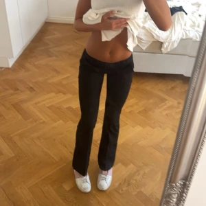 Lågmidjade bootcut kostymbyxor - Säljer mina lågmidjade kostymbyxor från bikbok då dome korta på mig, storlek xs💞 