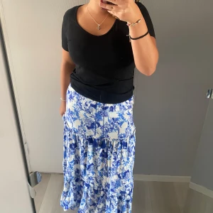 Långkjol  - Säljer denna jätte fina  långkojolen ifrån Lindex. Den  är använd ett par gånger. Den är i bra skick. Pris kan diskuteras vid snabbt köp. 
