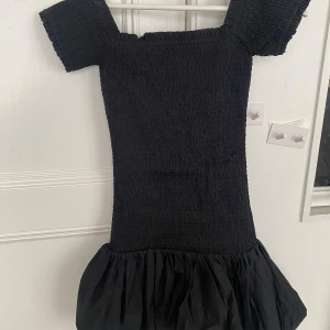 Klänning från hm - Populär klänning från hm. Aldrig använd men tagit av lappen.💕