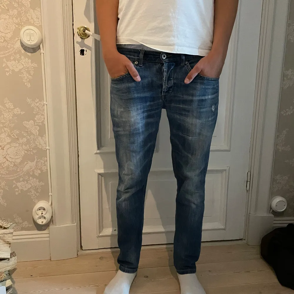 Tja, säljer dessa sjukt snygga Dondup jeans med en snygg tvätt. Modellen är George/skinny fit. Skicket är fint förutom en lagning vid skrevet som inte synd vid användning. Skriv gärna för fler bilder eller frågor// Borgströms . Jeans & Byxor.