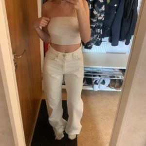 vita jeans  - jättefina vita jeans från pull&bear  aldrig använt stl 32 men jag är ca 160 och dem passar jättebra 