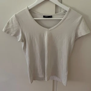 Vit v-ringad t-shirt - Så fin v-ringad basic t-shirt🤍🤍