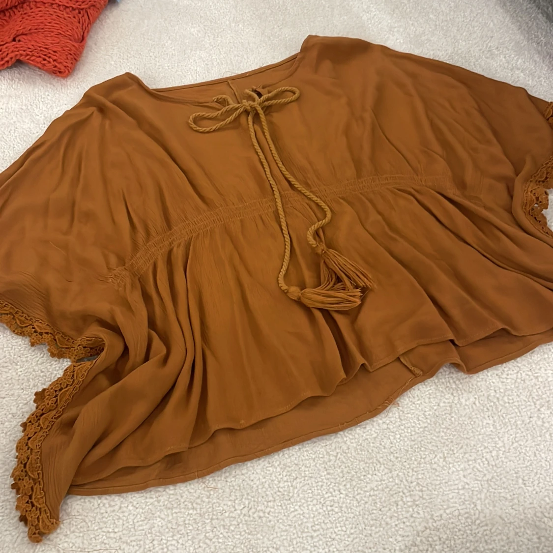 Brun topp med knytband och spetsdetaljer - 92