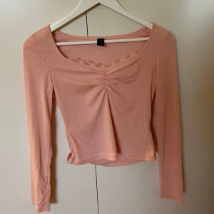 Rosa söt ribbad topp  - Säljer en söt rosa ribbad topp då den va lite liten för min smak tyvärr. Den är perfekt för både vardag och fest! Storlek S men passar även Xs