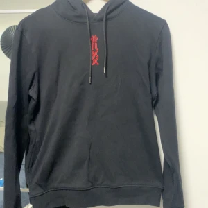 Hugo boss hoddie - Den är få antal gånger använd, den är för liten därför säljer jag den, priset går att diskutera också, vid frågor vänligen kontakta mig 