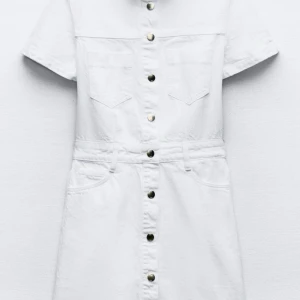 Jeansklänning - Säljer denna vita jeansklänning från zara då den inte kommer till användning. Den är helt ny och aldirg använd med prislapp kvar. Helt slutsåld på hemsidan. Slår på köp nu vid intresse❤️❤️
