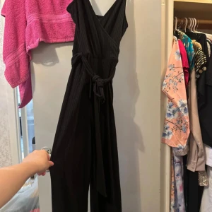 Svart jumpsuit stl s - Svart jumpsuit stl s och ny
