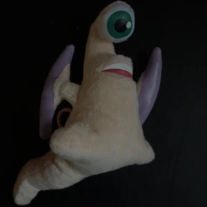  - läskig sak från Japan går att dra ett snöre därbakom för att den ska röra på sig 