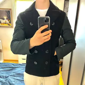 Stilren ralph lauren rock/cardigan i riktigt bra skick! Perfekt nu till hösten, den är varm och sitter riktigt bra. Nypris ligger på 4500kr. Fraktar samma dag och står för fraktkostnaderna! Om ni har några frågor är det bara att skriva i Dm🙌🏻⭐️