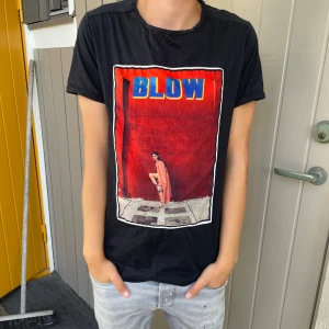 Limitato tshirt  - Riktigt limitato tshirt i bra skick förutom att den är lite sönder i sidan. 