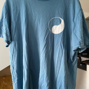 Our Legacy T-shirt  - Säljer den nice t-shirten från Our Legacy Work Shop. Den är använd fåtal gånger och är i bra skick. Den sitter som en medium.