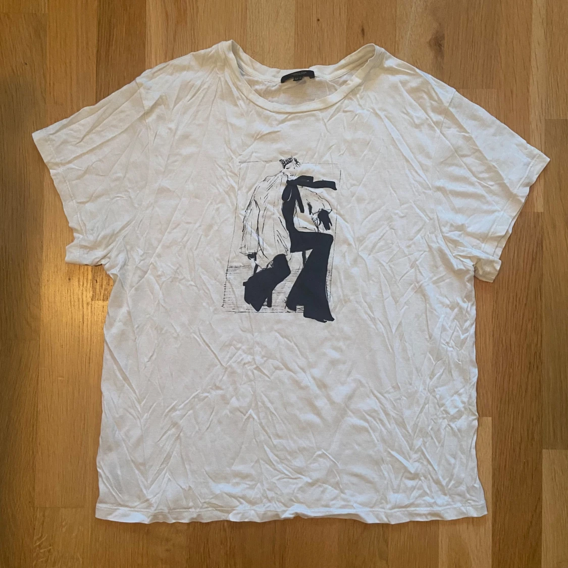 T-shirt med svart tryck