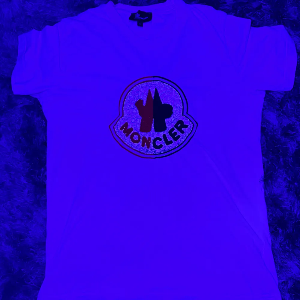 Moncler t-shirt i vit i skick 7,5/10 väldigt snygg 😍 och har en bra passform och är i storlek M men passar även S. tveka inte på att höra av er vid fler frågor🙌  Mvh. T-shirts.