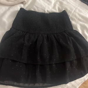 Svart volang kjol  - Jätte fin kjol som är svart och har lite svart glitter, storlek 146-152 kan nog passa nån i 158 Köpt på Gina Tricot . Har använt 3 gånger super bra skick ❤️❤️