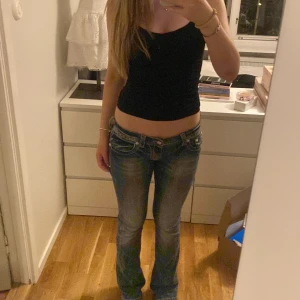 Miss Me jeans  - Köpte på Plick men är inte min stil längre💗 Är inte sönder någon stans men är lite slitna längst ner. Är nästan som i nyskick!  Midjemått rakt över= 40cm Innerbenslängden är= 84cm