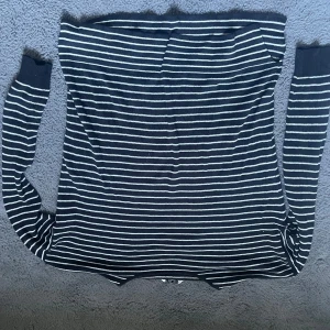 Stickad randig tröja  - Jätte fin tröja, ganska tunn så funkar på sommaren men den är som sagt stickad så funkar ocksp på vintern❣️ 