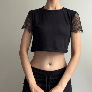 Crop top - Spets på armarna