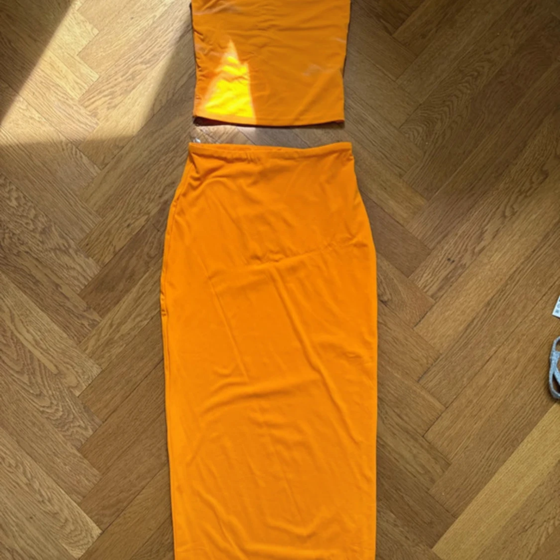 Orange ärmlös klänning