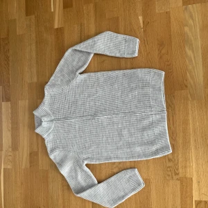 Grå/beige full zip från DeFacto - Säljer min grå beige full zip från DeFacto. Endast använd en gång och därför säljer jag den. Inga defekter och storleken är small. 