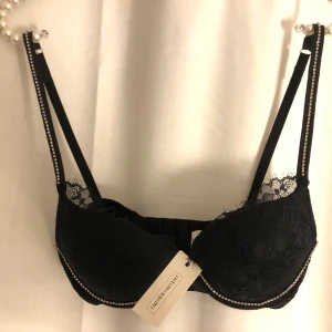 Bh Intimissimi - Sälger en slutsåld spets-bh från Intimissimi med vaddering, aldrig använd. Den har fina glittriga detaljer under bygeln och på axelbanden💖