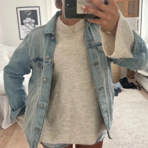 Jeans jacka - Så snygg jeans jacka i så fin färg❤️‍🔥❤️‍🔥!! (lånade bilder från förra ägaren😋)