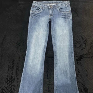 Jeans  - Super snygga jeans som va tyvärr för stora för mig. Inga defekter!!💗