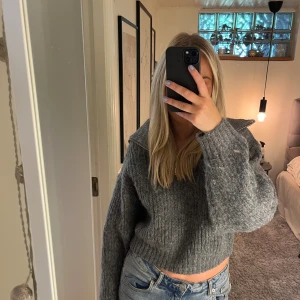 Stickad tröja med dragkedja  - Säljer min gråa stickade tröja med dragkedja! Den är från Gina Tricot och använd 3/4 gånger! I väldigt bra skick!