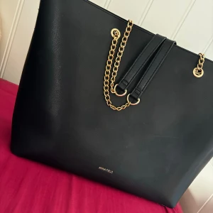 Perfekt skol väska  - Säljer denna, ej använd mycket. Mycket rimlig så perfekt till skolan, får plats me tex dator böcker necessär och mycket mer.  Kom med prisförslag 