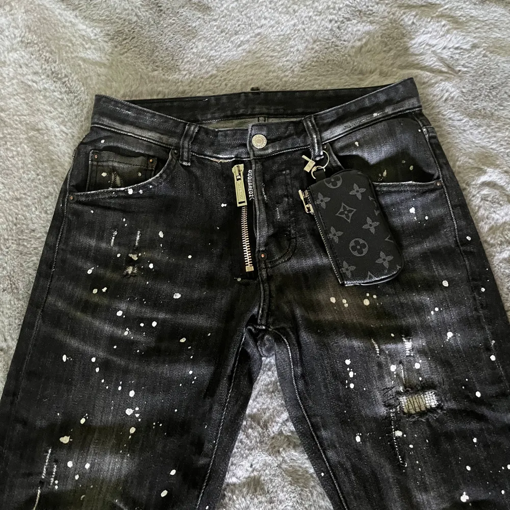 Detta är ett par dsquared2 Jens då som är äkte tyvär så har jag inget kvitto eller nått man får med lv hållaren där men den är inte äkta. Vid snabbare affärer så kan jag gå ner lite på priset och jag står för frakten. Storlek/44. Farkut & Housut.