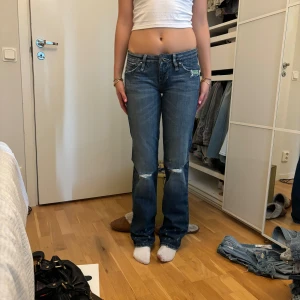 Assnygga jeans 😍😍 - Innerbenslängd:82cm midjemått:35,5cm🥰