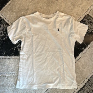 Vit Ralph Lauren t-shirt med marin blå logga - Bra skick, inga fläckar, storlek 160 14-16 år
