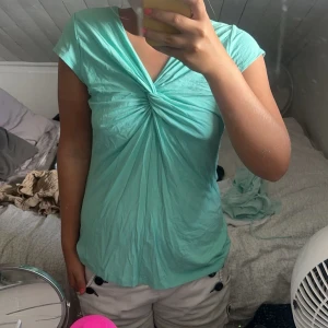 T-shirt med vridning - T-shirt med snygg detalj 