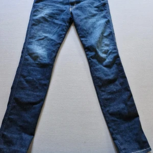 Replay jeans oanvända - Mycket fina mörkblåa Replay Anbass jeans som är oanvända i slim fit Pris finns o diskutera